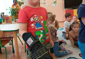 Dziecko zakłada rękawicę.
