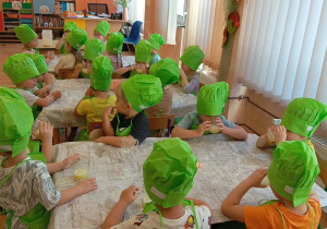 Przedszkolaki piją sok.