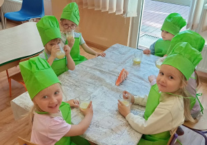 Przedszkolaki piją sok.