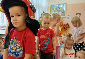 Chłopiec przymierza hełm strażacki