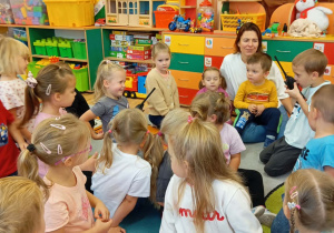 Dzieci oglądają i rozmawiają przez krótkofalówki