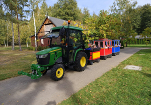 dzieci jadą ciuchcią