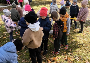 Dzieci przygotowują się do pracy w ogrodzie.