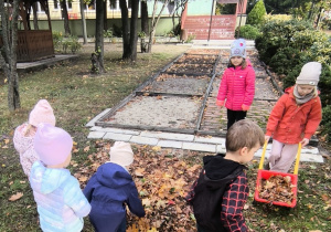 Dzieci wykonują prace ogrodowe.