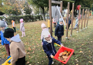 Dzieci wykonują prace ogrodowe.