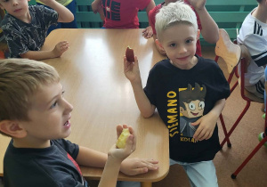 Przedszkolaki poznają jabłka podczas zajęć edukacyjnych.
