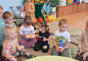 Dzieci oglądają ziarna kukurydzy