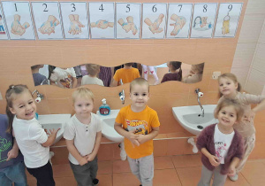 Dzieci myją ręce zgodnie z etapami tej czynności