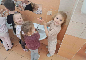 Dzieci myją ręce zgodnie z etapami tej czynności