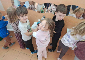 Dzieci myją ręce zgodnie z etapami tej czynności