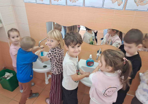 Dzieci myją ręce zgodnie z etapami tej czynności