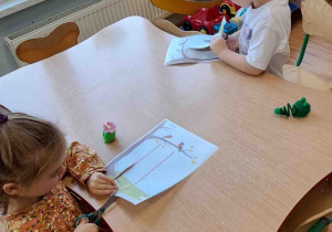 Ciszaki siedzą z dziećmi przy stoliku