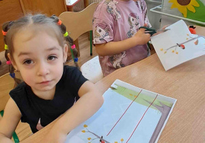 Ciszaki siedzą z dziećmi przy stoliku