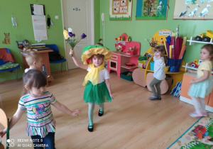 Dzieci uczestniczą w zabawie z "Panią Wiosną" do piosenki "Maszeruje wiosna"