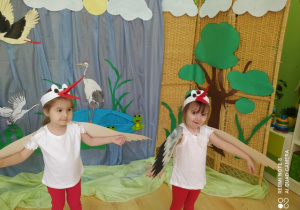 Dziewczynki prezentują się w przebraniu bocianów ilustrując ruchem treść piosenki