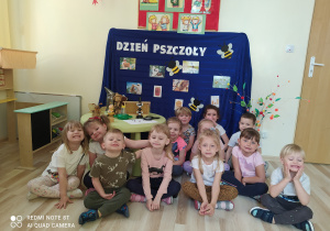 Dzieci pozują do wspólnego zdjęcia na tle dekoracji