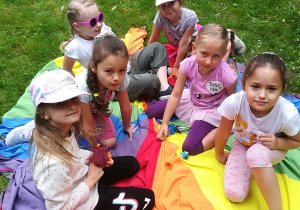 Zabawa dziewczynek i wspólna integracja dzieci