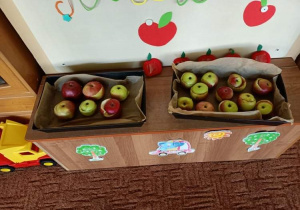 Przygotowane w dwóch pojemnikach jabłka do pieczenia