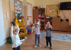 Dzieci uczestniczą w zabawie rozwijającej orientację w schemacie ciała i przestrzeni