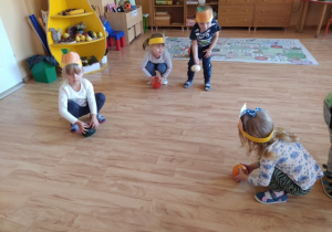 Dzieci uczestniczą w zabawie rozwijającej orientację w schemacie ciała i przestrzeni