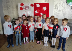Przedszkolaki śpiewają Hymn Polski.
