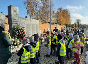 Przedszkolaki pamiętają o zmarłych