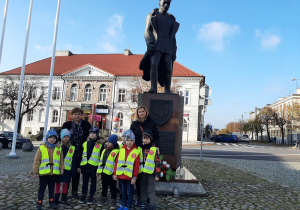 Dzieci z grupy II wraz z Paniami stoją przy pomniku Józefa Piłsudskiego