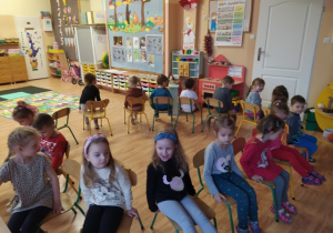 Dzieci uczestniczą w zabawie z wykorzystaniem krzesełek