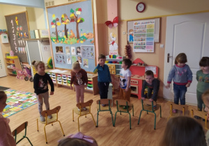 Dzieci uczestniczą w zabawie z wykorzystaniem krzesełek