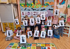 Dzieci pozują do wspólnego zdjęcia z wykonanymi pracami