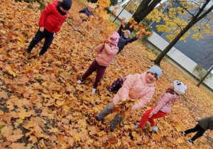 Dzieci bawią się w liściach