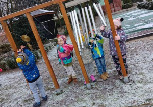 Zimowe zabawy w przedszkolnym ogrodzie zmysłów