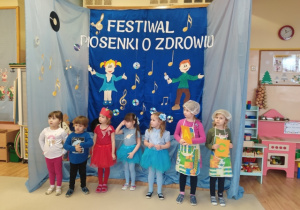 Uczestnicy festiwalu pozują do pamiątkowego zdjęcia