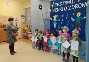 Pani dyrektor dziękuje dzieciom za udział w festiwalu