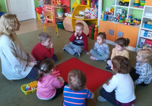 Dzieci słuchają propozycji wykonania pracy