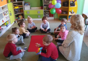 Dzieci słuchają propozycji wykonania pracy